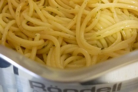 Спагетти с соусом из чеснока,оливкового масла и песто : шаг 4