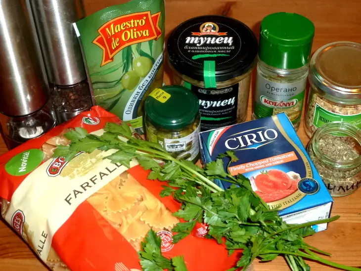 Farfalle с томатным соусом с тунцом и оливками: шаг 1
