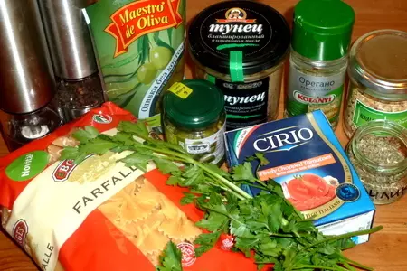 Farfalle с томатным соусом с тунцом и оливками: шаг 1