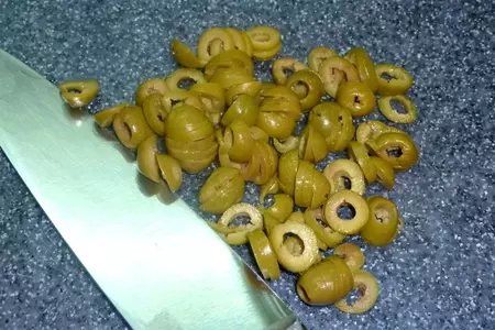 Farfalle с томатным соусом с тунцом и оливками: шаг 2