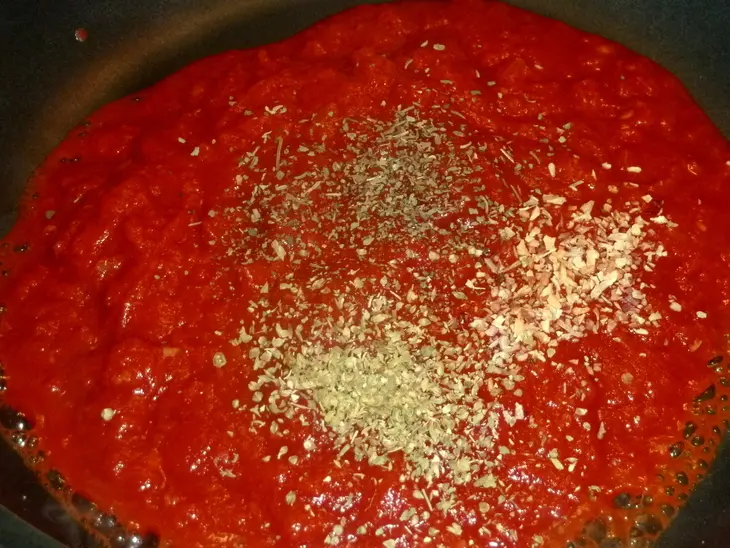 Farfalle с томатным соусом с тунцом и оливками: шаг 4
