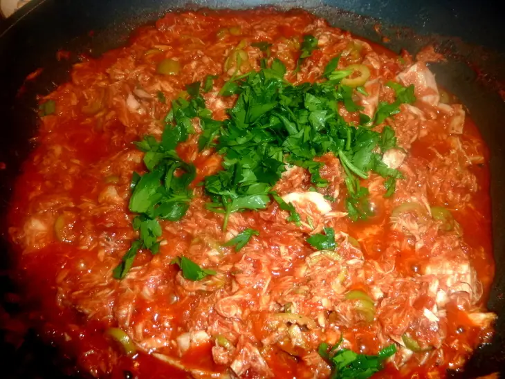 Farfalle с томатным соусом с тунцом и оливками: шаг 5