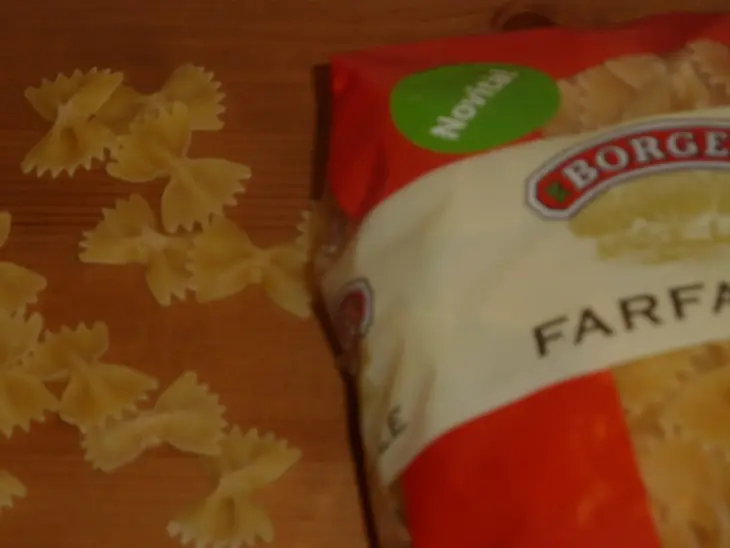 Farfalle с томатным соусом с тунцом и оливками: шаг 6