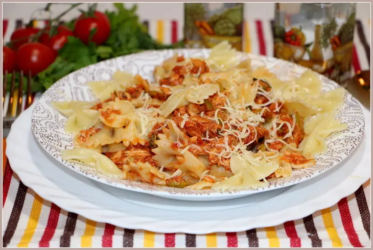 Farfalle с томатным соусом с тунцом и оливками: шаг 7