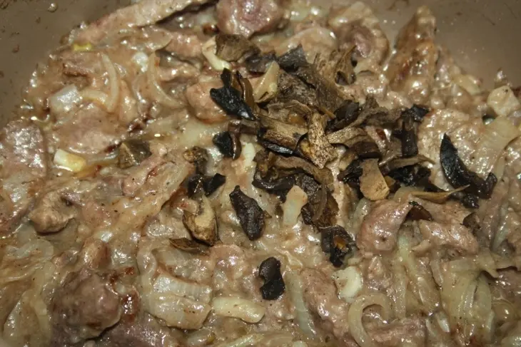 Пенне ригате с мясным соусом с грибами "аля бефстроганов": шаг 10