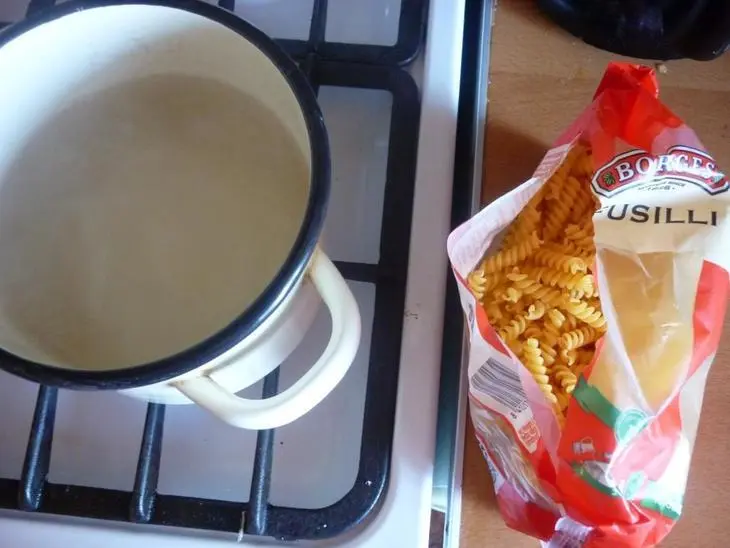 Fusilli  с соусом из двух видов грибов: шаг 1