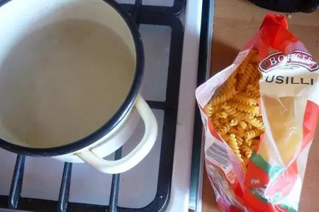 Fusilli  с соусом из двух видов грибов: шаг 1