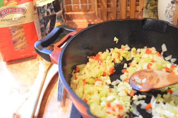 Паста  с томатным соусом и морепродуктами: шаг 3
