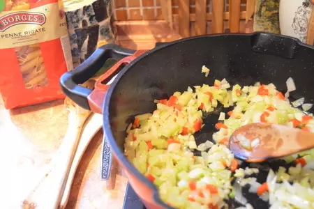 Паста  с томатным соусом и морепродуктами: шаг 3