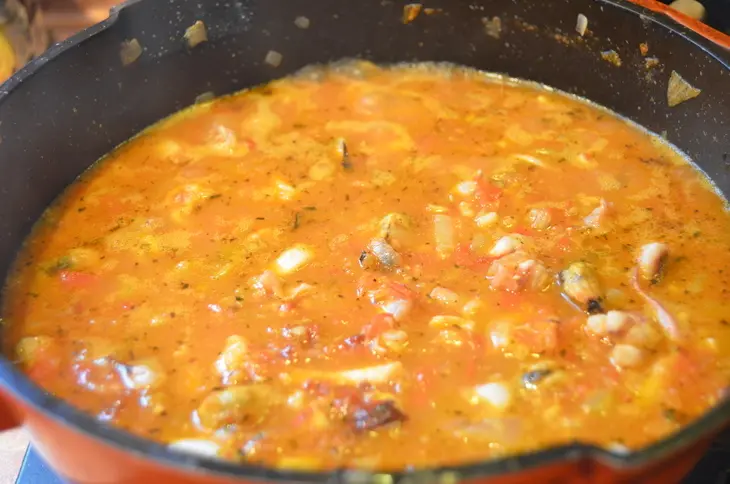 Паста  с томатным соусом и морепродуктами: шаг 6