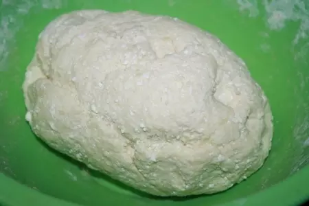 Пирожки из творожного теста с мясом и плавленым сыром: шаг 4