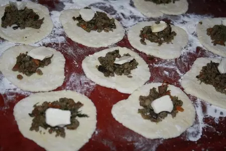Пирожки из творожного теста с мясом и плавленым сыром: шаг 5