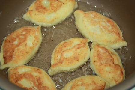 Пирожки из творожного теста с мясом и плавленым сыром: шаг 7