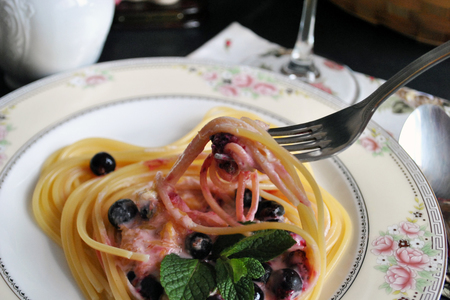 Спагетти “te adoro”  в сливочно-карамельном крем-соусе с апельсинами и ягодами: шаг 9