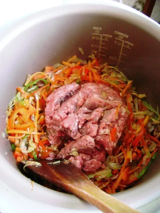 Спагетти под мясным соусом с овощами а-ля биф –бургиньон.: шаг 2
