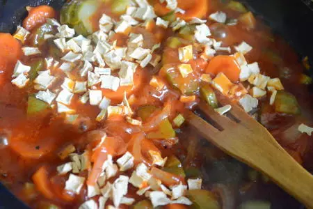 Тушеная фасоль с солеными огурцами: шаг 5