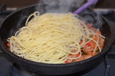 Спагетти запеченные в двух соусах: шаг 6
