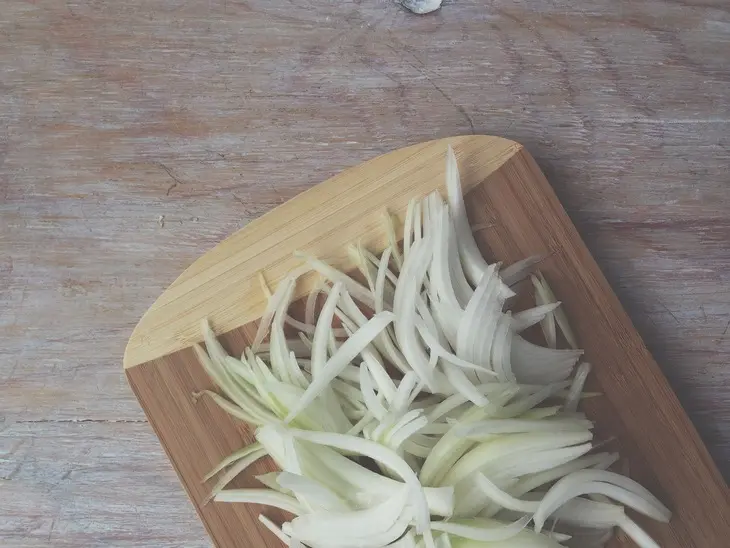 Penne rigate с соусом бернез, куриной грудкой, карамелизированным луком и вялеными томатами: шаг 4