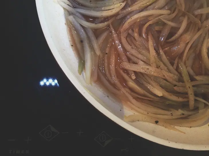 Penne rigate с соусом бернез, куриной грудкой, карамелизированным луком и вялеными томатами: шаг 5