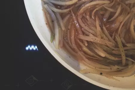 Penne rigate с соусом бернез, куриной грудкой, карамелизированным луком и вялеными томатами: шаг 5