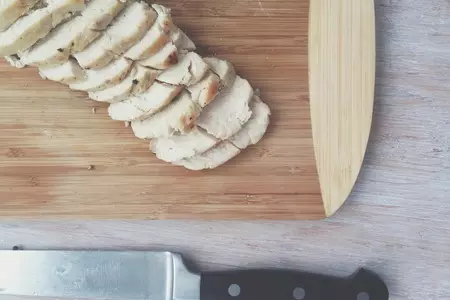 Penne rigate с соусом бернез, куриной грудкой, карамелизированным луком и вялеными томатами: шаг 8