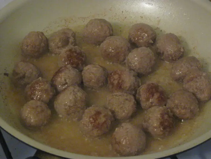 Паста с мясными шариками, томатами и зеленым горошком: шаг 2