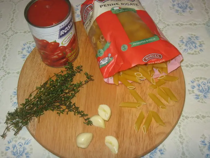 Паста с мясными шариками, томатами и зеленым горошком: шаг 3