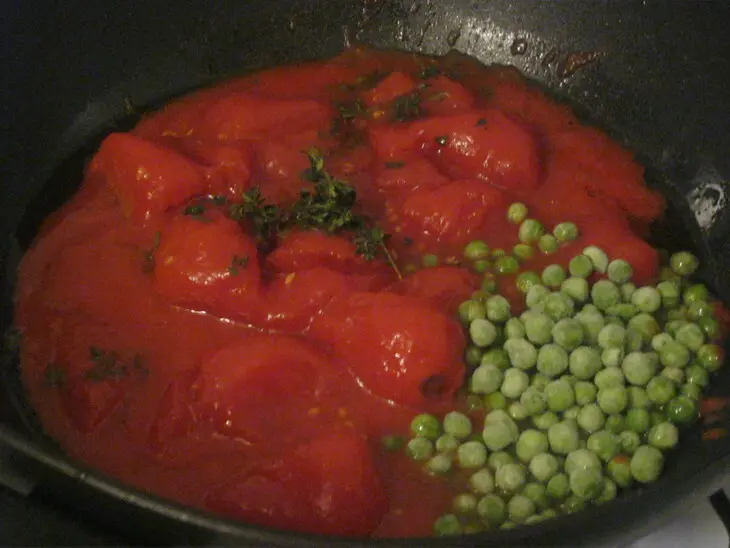 Паста с мясными шариками, томатами и зеленым горошком: шаг 6