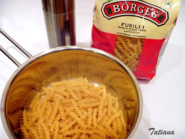 Салат из пасты fusilli c морепродуктами: шаг 2