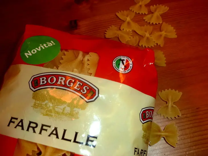 Теплый салат с пастой farfalle, курицей и овощами: шаг 1