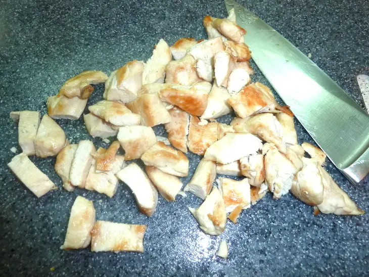 Теплый салат с пастой farfalle, курицей и овощами: шаг 4