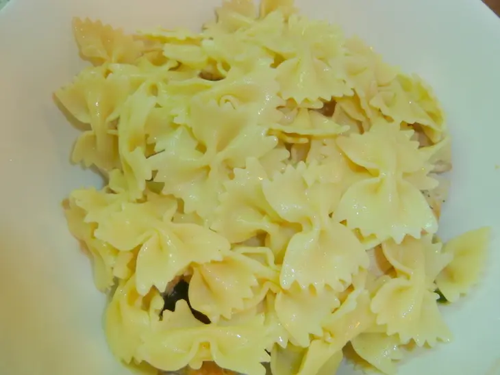 Теплый салат с пастой farfalle, курицей и овощами: шаг 5