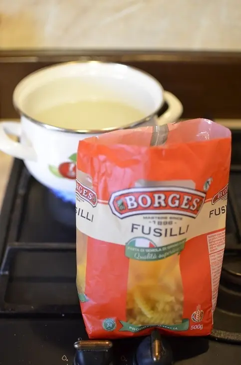 Салат из fusilli , лосося и овощей: шаг 5