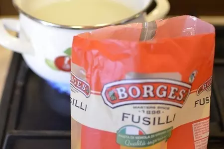 Салат из fusilli , лосося и овощей: шаг 5