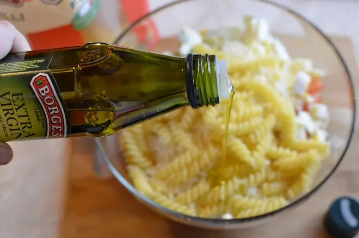 Салат из fusilli , лосося и овощей: шаг 6
