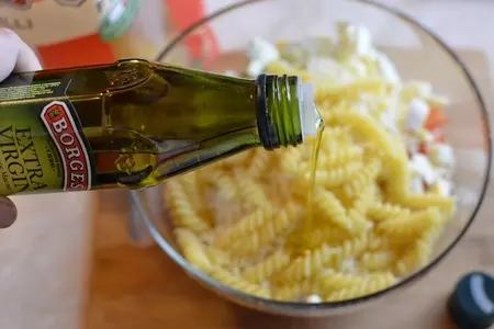 Салат из fusilli , лосося и овощей: шаг 6