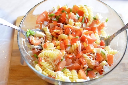 Салат из fusilli , лосося и овощей: шаг 7