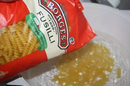 Салат из fusilli borges, куриной грудки-гриль и стручковой фасоли с вялеными томатами: шаг 2