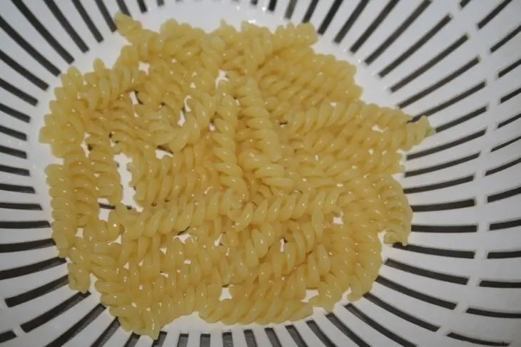 Салат из fusilli borges, куриной грудки-гриль и стручковой фасоли с вялеными томатами: шаг 3