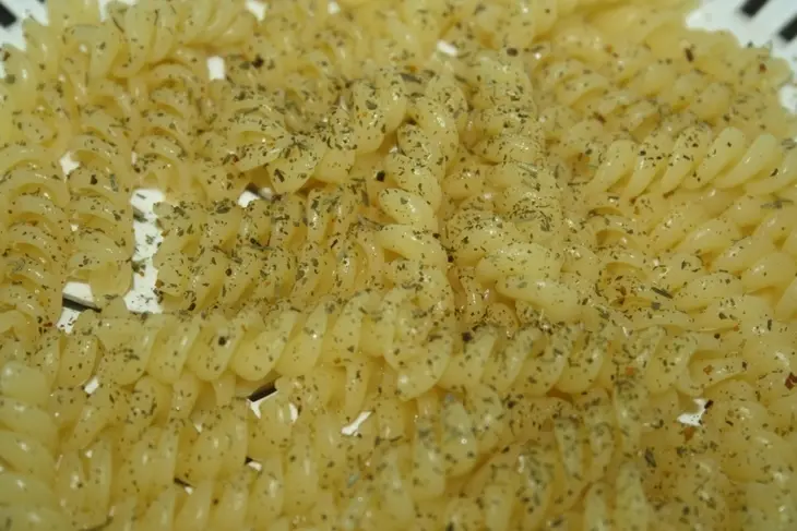 Салат из fusilli borges, куриной грудки-гриль и стручковой фасоли с вялеными томатами: шаг 4