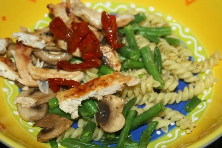 Салат из fusilli borges, куриной грудки-гриль и стручковой фасоли с вялеными томатами: шаг 14