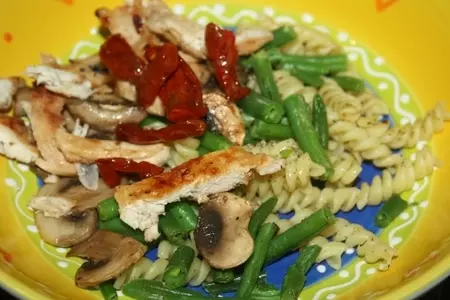 Салат из fusilli borges, куриной грудки-гриль и стручковой фасоли с вялеными томатами: шаг 14
