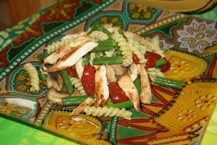 Салат из fusilli borges, куриной грудки-гриль и стручковой фасоли с вялеными томатами: шаг 15