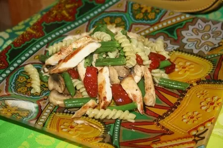 Салат из fusilli borges, куриной грудки-гриль и стручковой фасоли с вялеными томатами: шаг 15