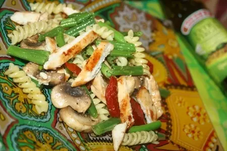 Салат из fusilli borges, куриной грудки-гриль и стручковой фасоли с вялеными томатами: шаг 16