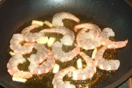 Салат пастой fusilli, креветками и сыром скаморца: шаг 1