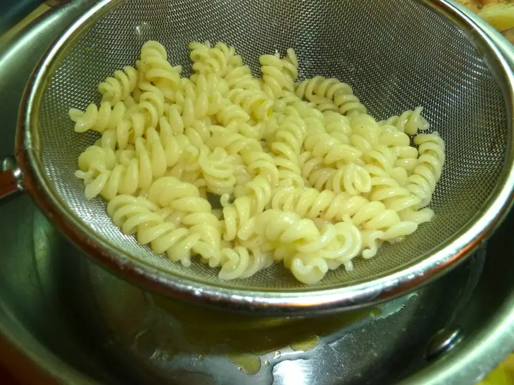 Салат пастой fusilli, креветками и сыром скаморца: шаг 5
