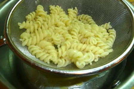 Салат пастой fusilli, креветками и сыром скаморца: шаг 5