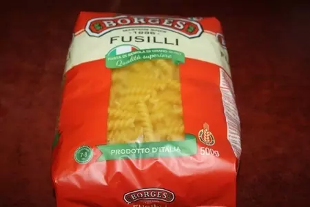 Салат из fusilli borges, куриной грудки-гриль, маслин и мягкого сыра: шаг 1