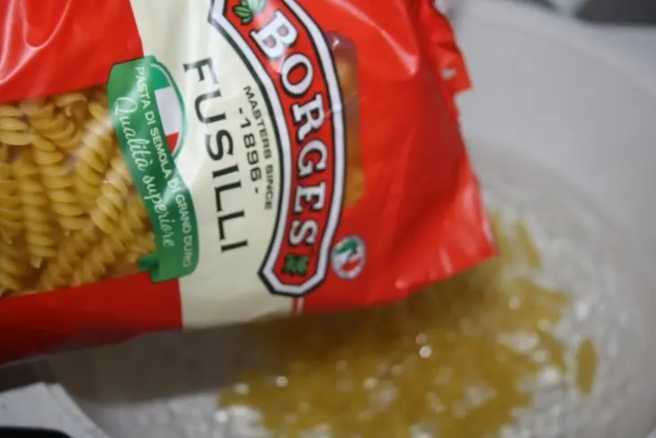 Салат из fusilli borges, куриной грудки-гриль, маслин и мягкого сыра: шаг 2